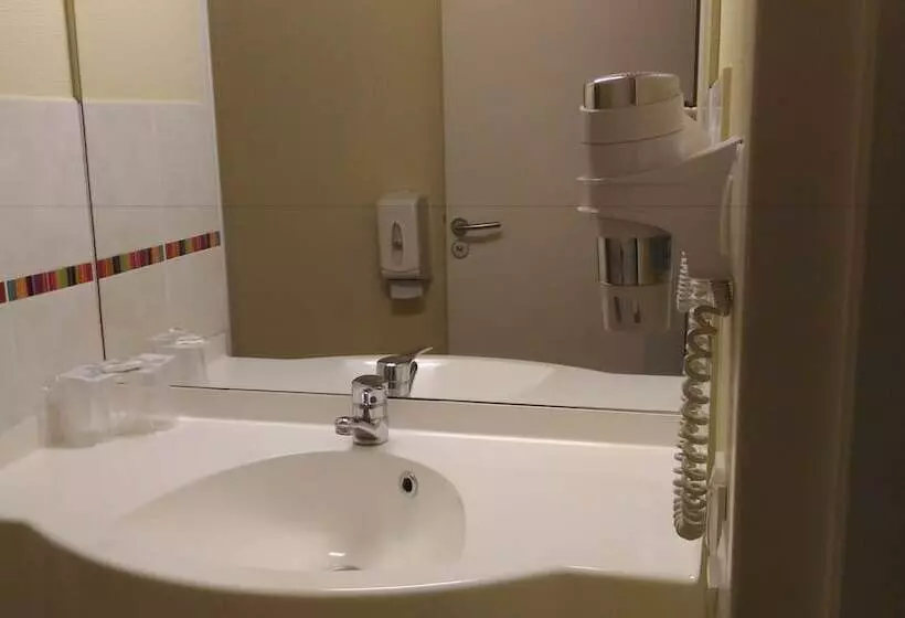 3-Bett-Standardzimmer, Ace Hotel Brive