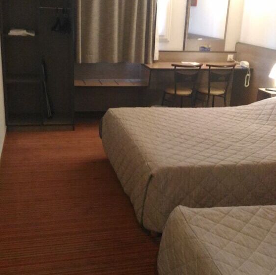 غرفة قياسية ثلاثية, Ace Hotel Brive