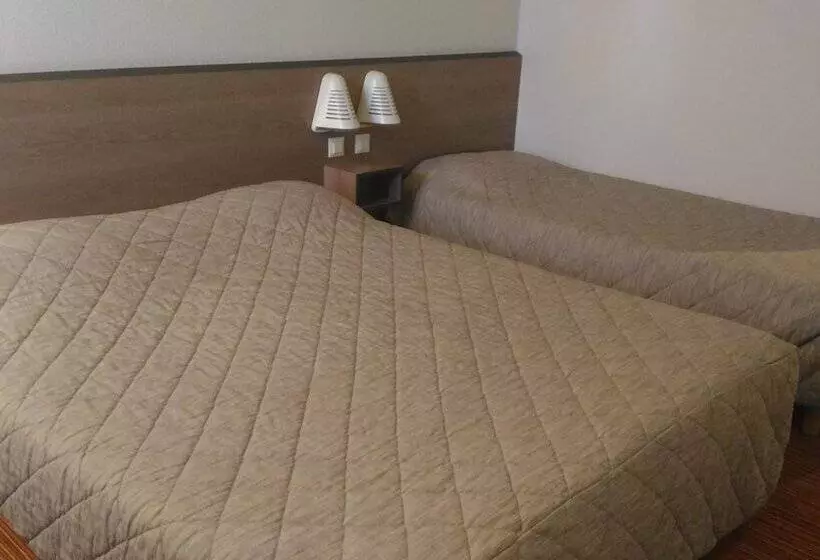 3-Bett-Standardzimmer, Ace Hotel Brive