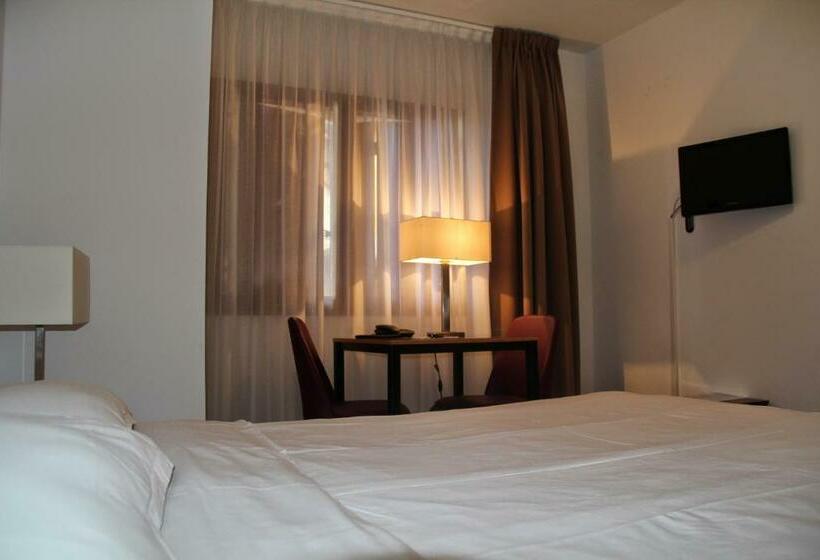 إستوديو قياسى, Adonis Valberg