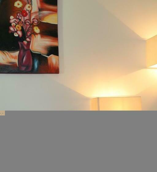 شقة غرفة واحدة, Adonis Valberg