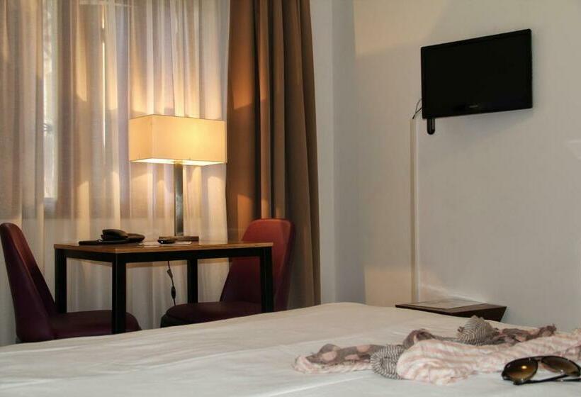 شقة غرفة واحدة, Adonis Valberg