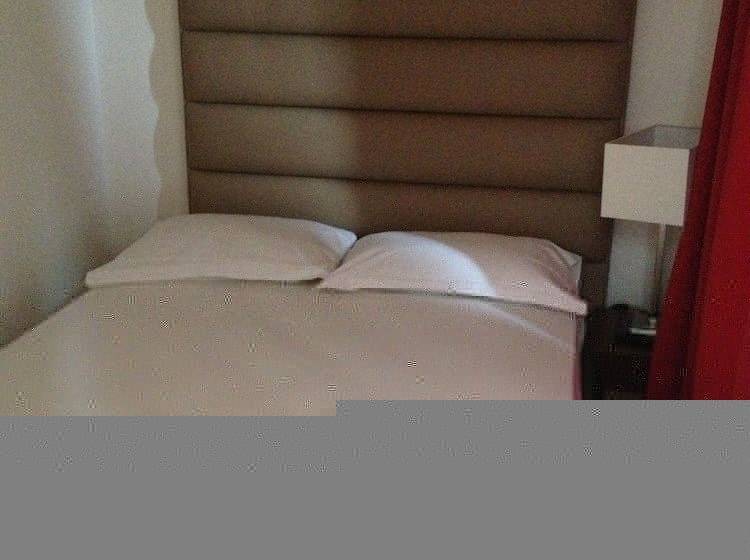 شقة غرفة واحدة, Adonis Valberg