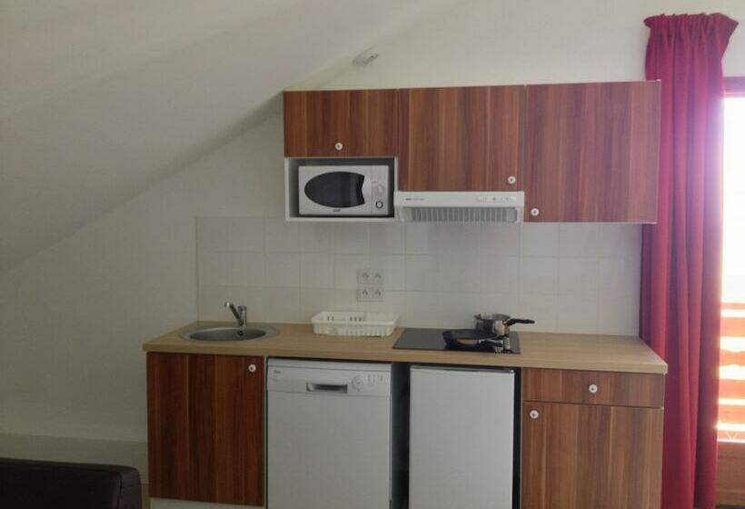 شقة غرفة واحدة, Adonis Valberg