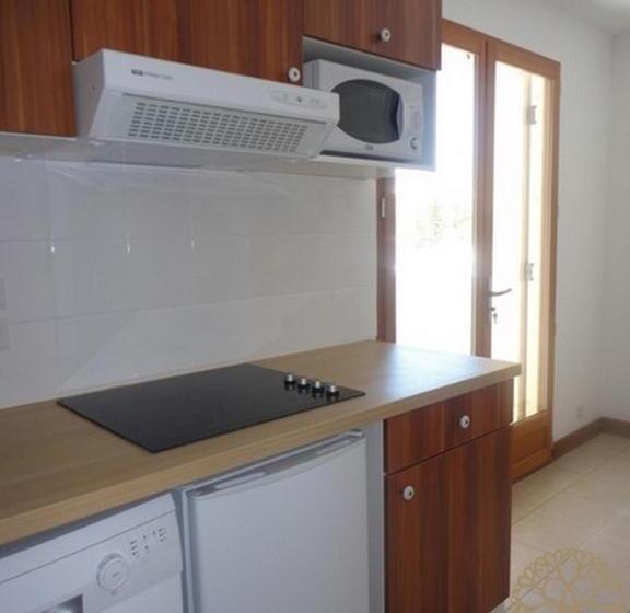 شقة غرفة واحدة, Adonis Valberg