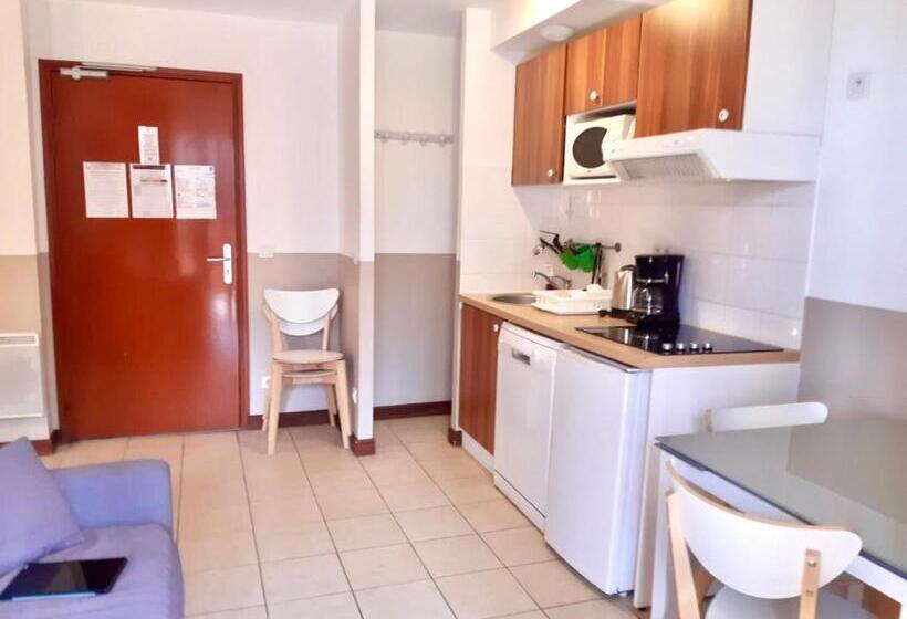 شقة غرفة واحدة, Adonis Valberg