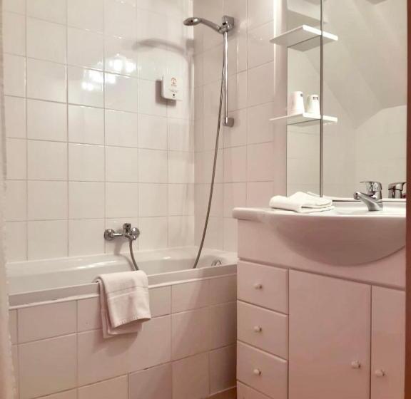 شقة غرفة واحدة, Adonis Valberg