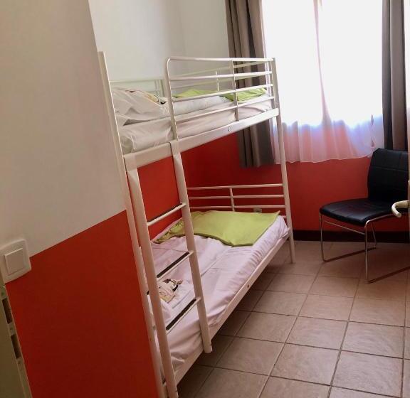 شقة غرفتين, Adonis Valberg