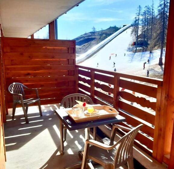 شقة غرفتين, Adonis Valberg