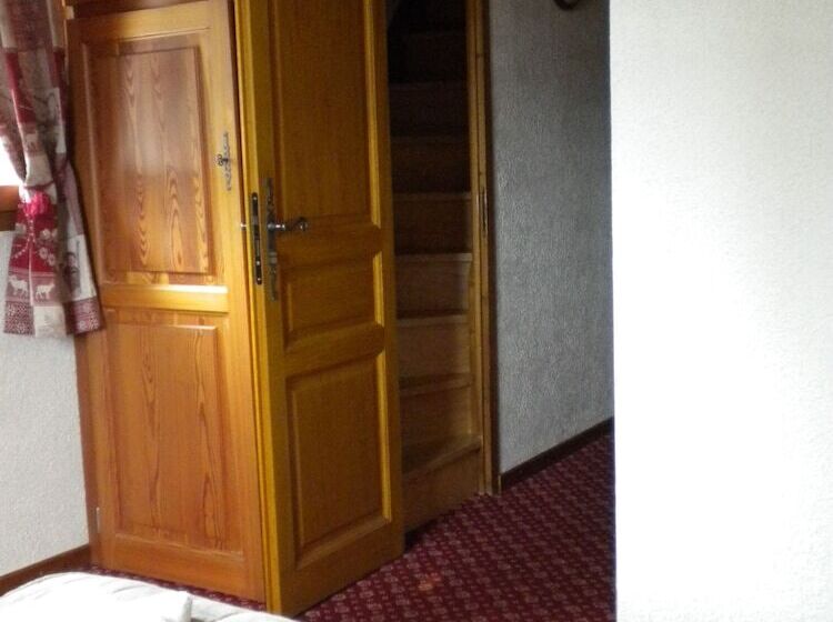 Семейный Номер, Auberge De La Croix Perrin