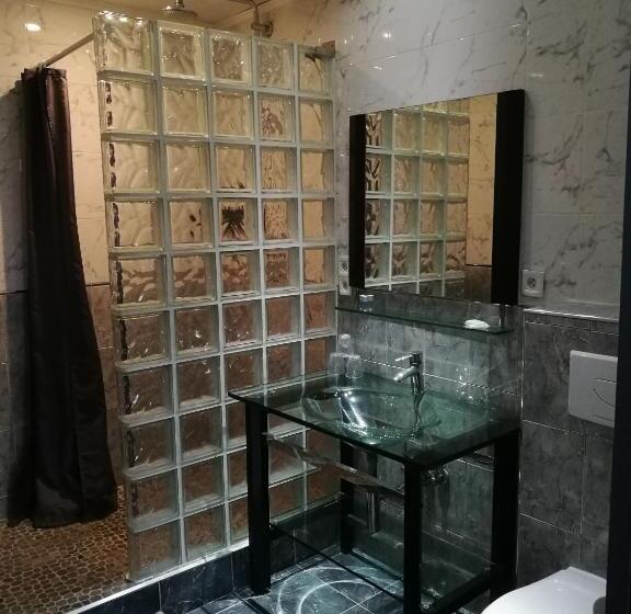 침실 2개 주택, Chateau De Quesmy