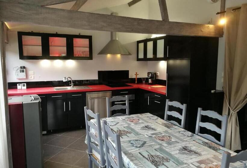 침실 2개 주택, Chateau De Quesmy