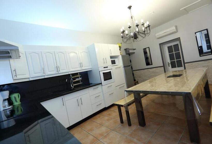 침실 4개 주택, Chateau De Quesmy