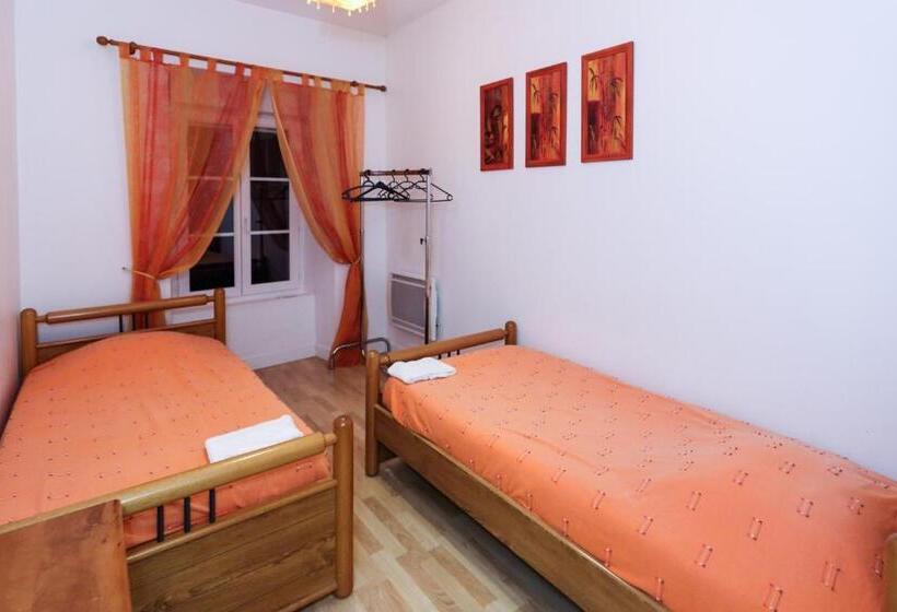 침실 4개 주택, Chateau De Quesmy