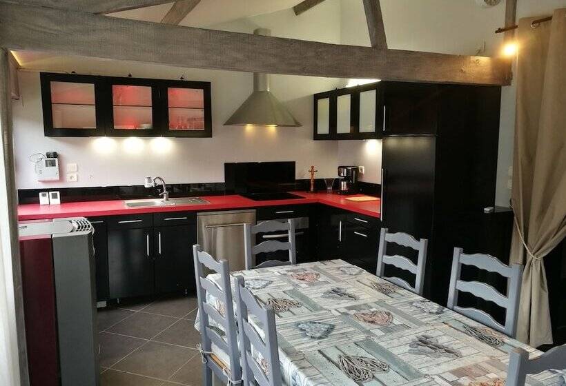 침실 2개 주택, Chateau De Quesmy