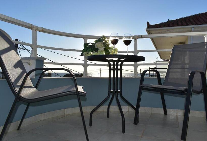 غرفة قياسية رباعية مزودة بشُرفة, Dionisos