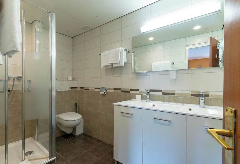 חדר משפחתי, Hôtel Restaurant Le Lac