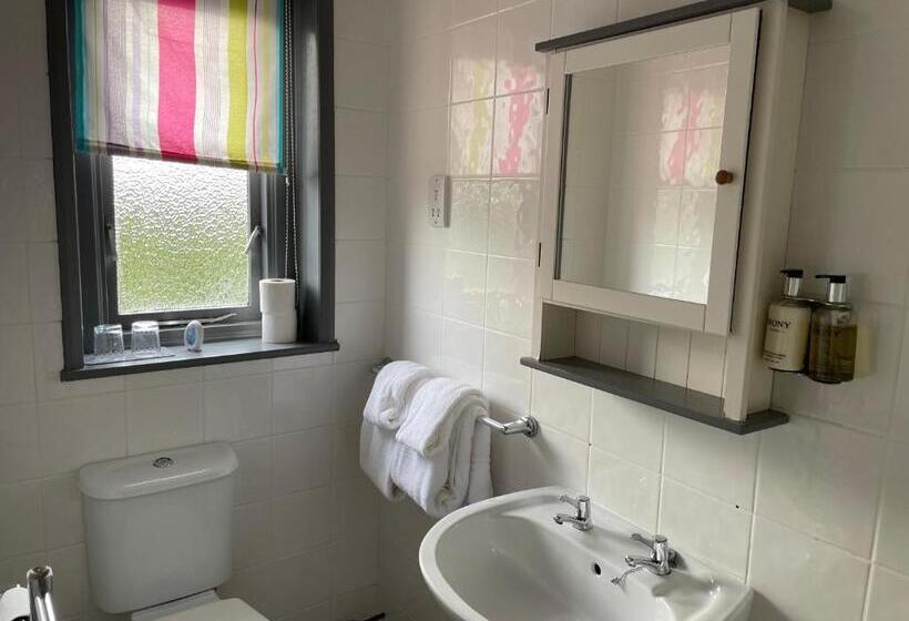 غرفة قياسية, Knights Court