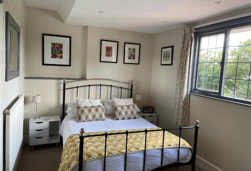 غرفة قياسية, Knights Court