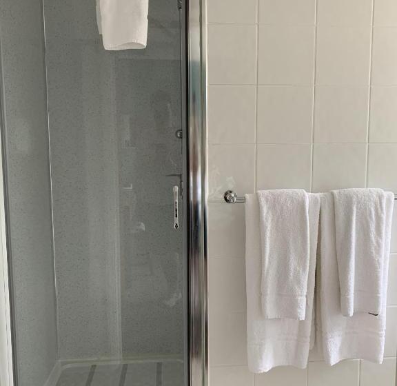 غرفة قياسية, Knights Court