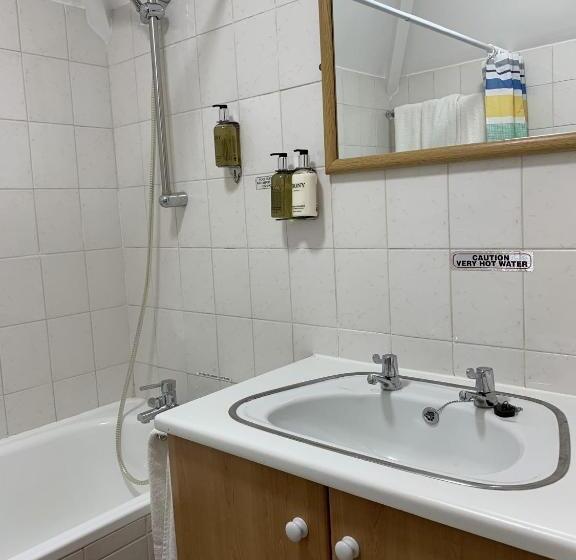 غرفة عائلية, Knights Court