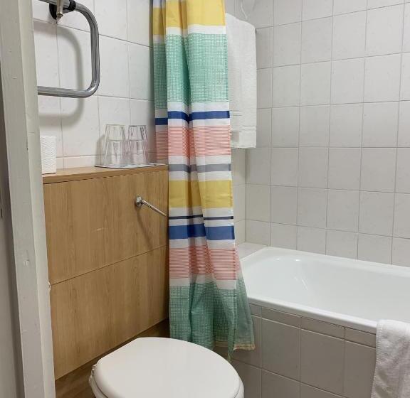 غرفة عائلية, Knights Court