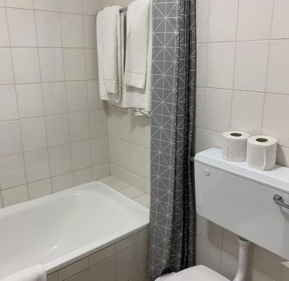 غرفة عائلية, Knights Court