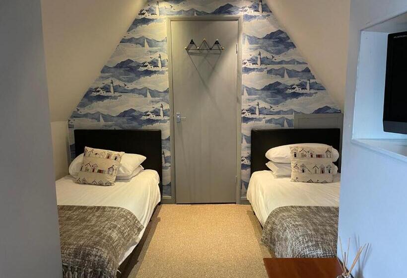 غرفة عائلية, Knights Court