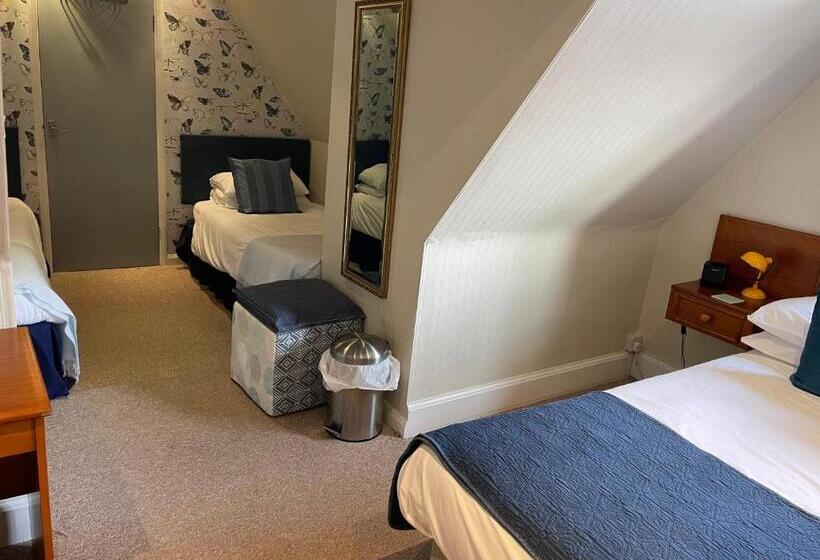 غرفة عائلية, Knights Court