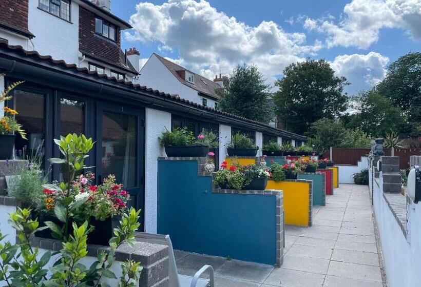 غرفة قياسية مزوَّدة بتراس, Knights Court