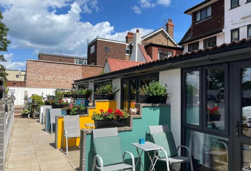 غرفة قياسية مزوَّدة بتراس, Knights Court