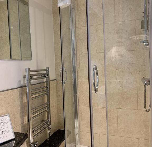 غرفة قياسية مزوَّدة بتراس, Knights Court