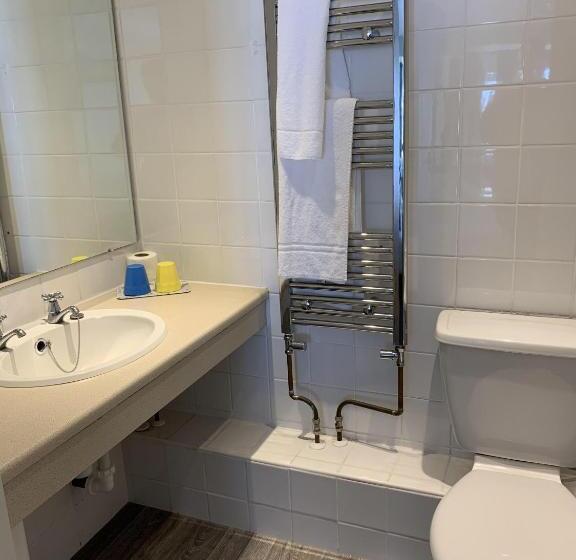 غرفة قياسية مزوَّدة بتراس, Knights Court