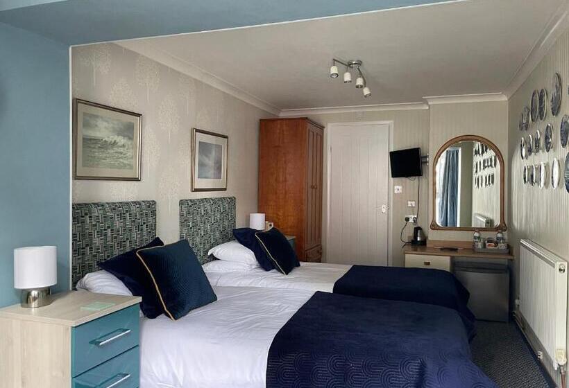 غرفة قياسية مزوَّدة بتراس, Knights Court