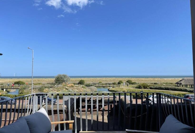 غرفة قياسية مطلّة علي البحر, Knights Court