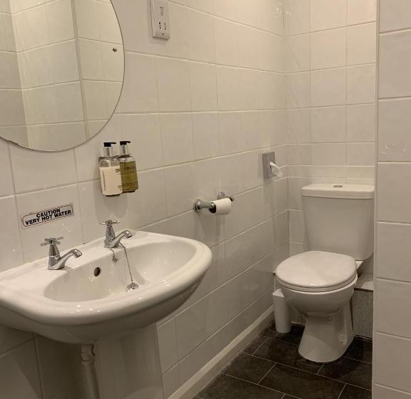 غرفة قياسية مطلّة علي البحر, Knights Court