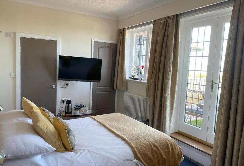 غرفة قياسية مطلّة علي البحر, Knights Court