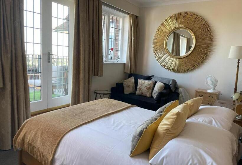 غرفة قياسية مطلّة علي البحر, Knights Court