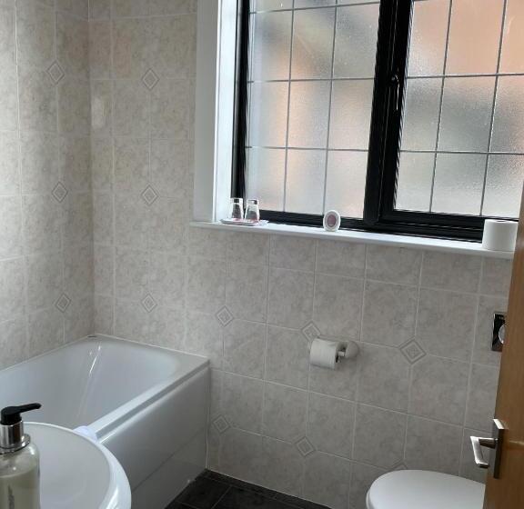 غرفة قياسية مطلّة علي البحر, Knights Court