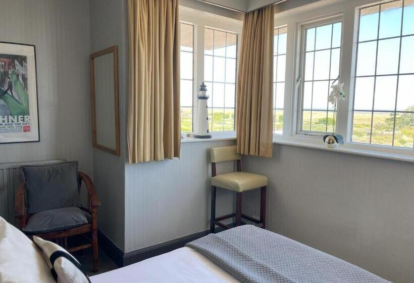 غرفة قياسية مطلّة علي البحر, Knights Court