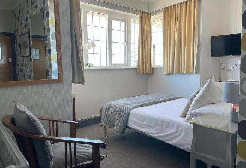 غرفة قياسية مطلّة علي البحر, Knights Court