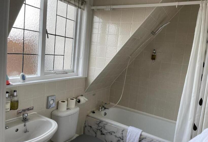 غرفة عائلية مطلّة علي البحر, Knights Court