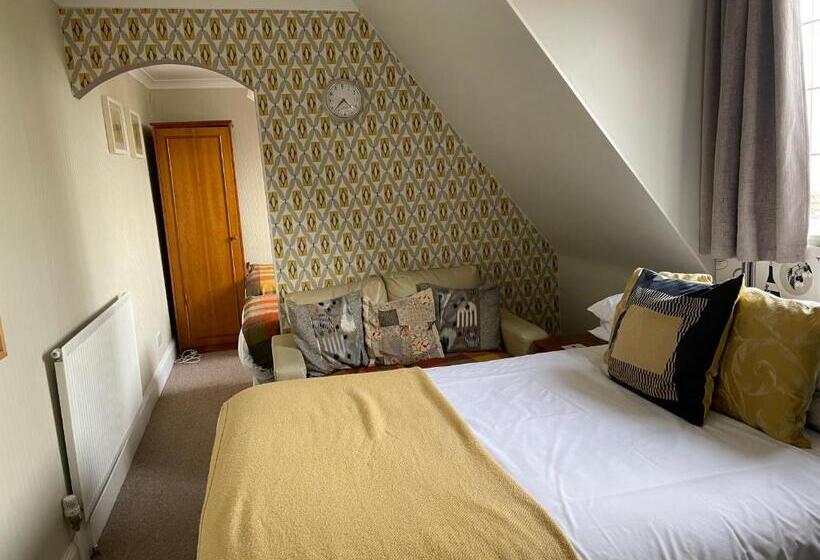 غرفة عائلية مطلّة علي البحر, Knights Court