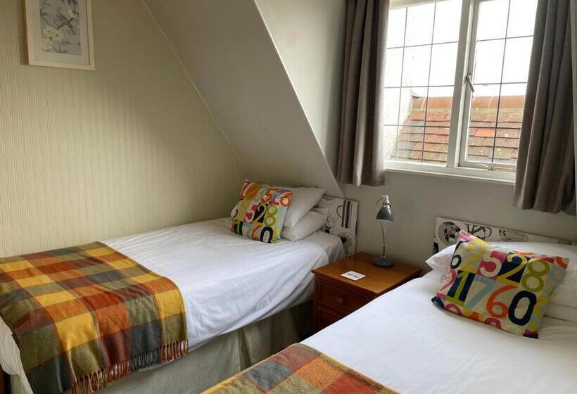 غرفة عائلية مطلّة علي البحر, Knights Court