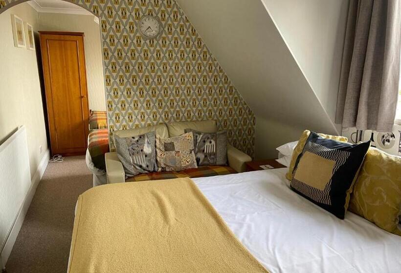 غرفة عائلية مطلّة علي البحر, Knights Court