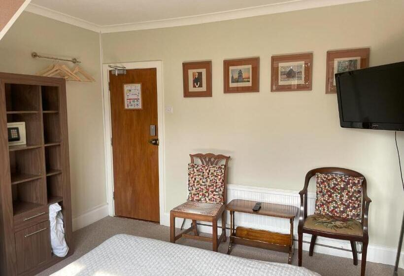 غرفة قياسية, Knights Court