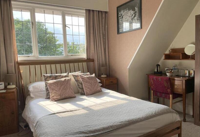 غرفة قياسية, Knights Court