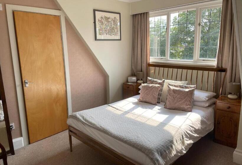 غرفة قياسية, Knights Court