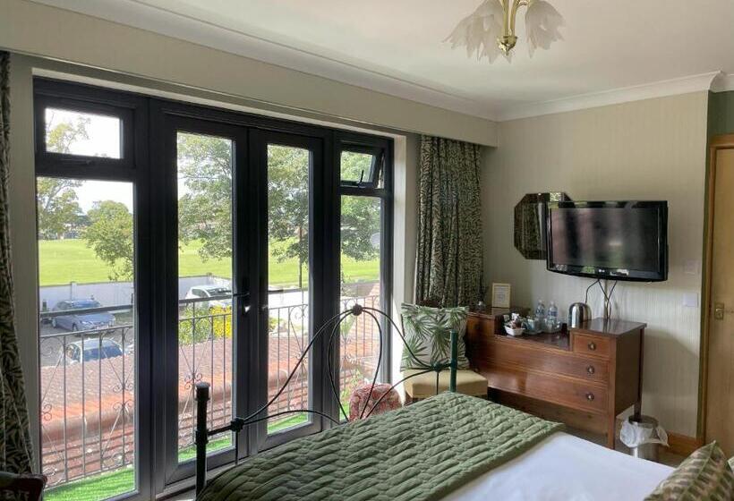 غرفة قياسية, Knights Court