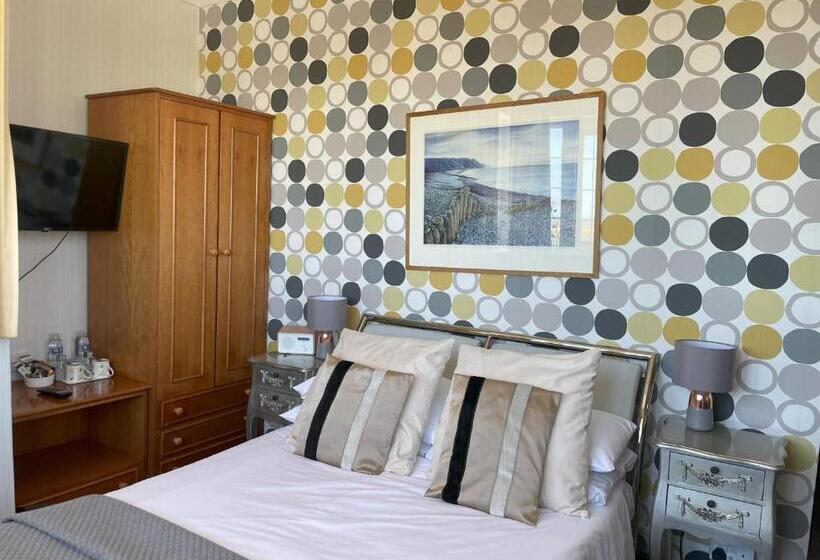 غرفة قياسية مطلّة علي البحر, Knights Court